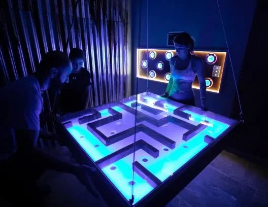 tepfactor-team-maze-neon